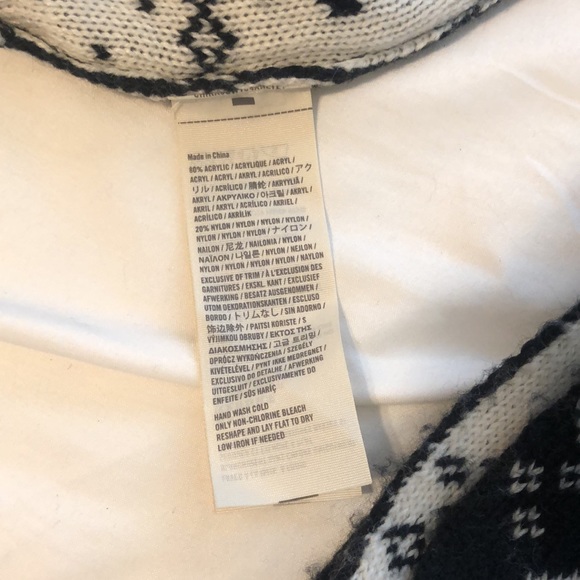 New Abercrombie & Fitch beanie & Scarf.  Reversible.  High quality made. - Picture 4 of 8